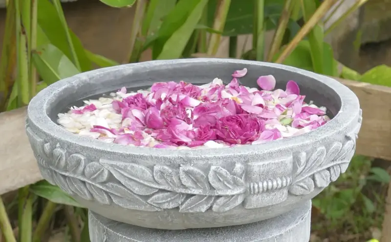 Product image 1 of the product “Medan - Bowl with leaf motive, Ø 29 cm | cast stone ”