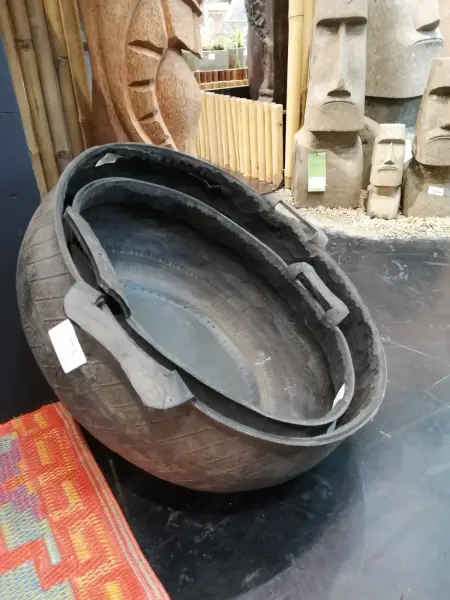 Product image 1 of the product “Set of two bowls, recycled tires, with handle ”