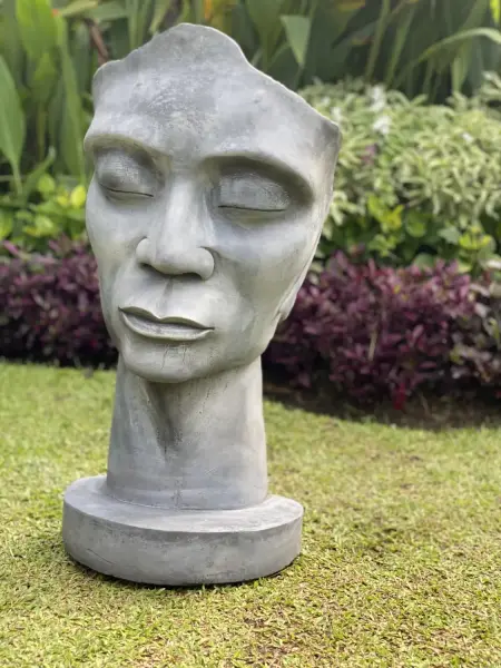 Product image of the product “Dilan - Face looking to the left, 87 cm H | cast stone ”