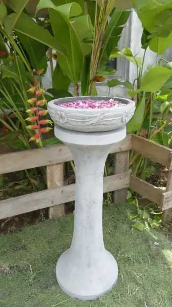 Product image 4 of the product “Merapi - pedestal, tapered, smooth, Ø 28cm, 70cm H | cast stone ”