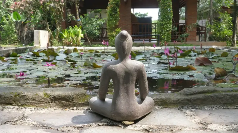 Product image 4 of the product “Sitting woman in yoga position - lotus position, 30cm high. Cast stone, handcrafted & colored 30 cm”