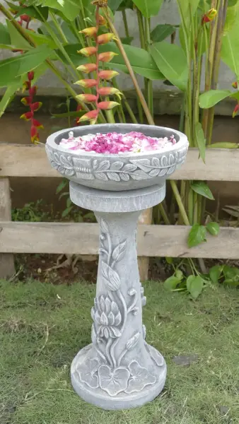 Product image 6 of the product “Medan - Bowl with leaf motive, Ø 29 cm | cast stone ”