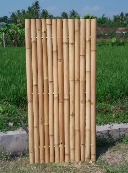 Product image 1 of the product “Bamboo  element Model Surabaya, rigid, yellow-brown (Apus). Diameter 3-5cm 90 x 180 cm Height. ”