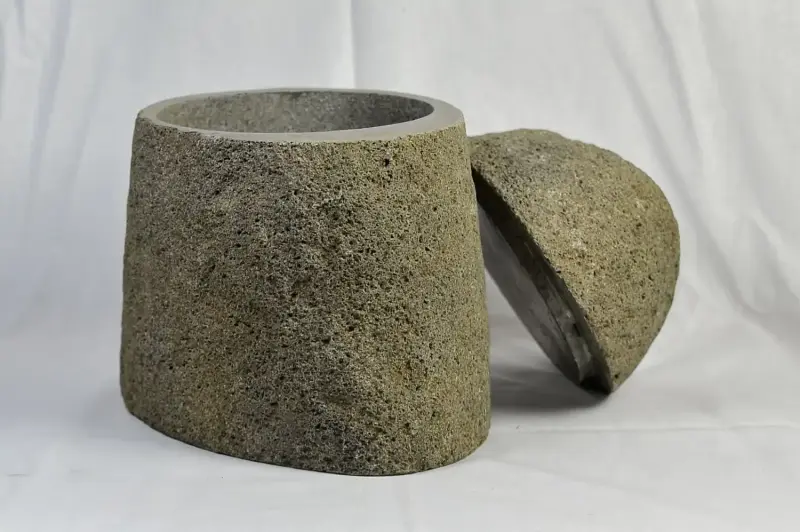 Product image 1 of the product “Stone vessel with lid - in the sizes from 0.75 to 2.5ltr ”