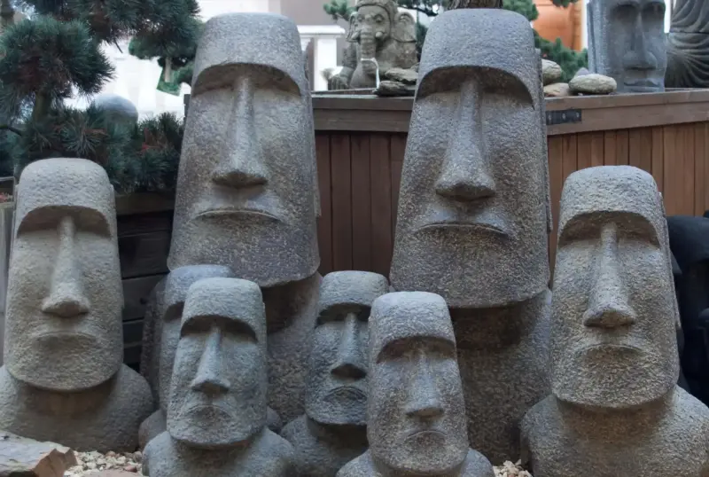 Product image of the product “Moai Head, 80cm height, Stone cast, handcrafted & coloured 80 cm”