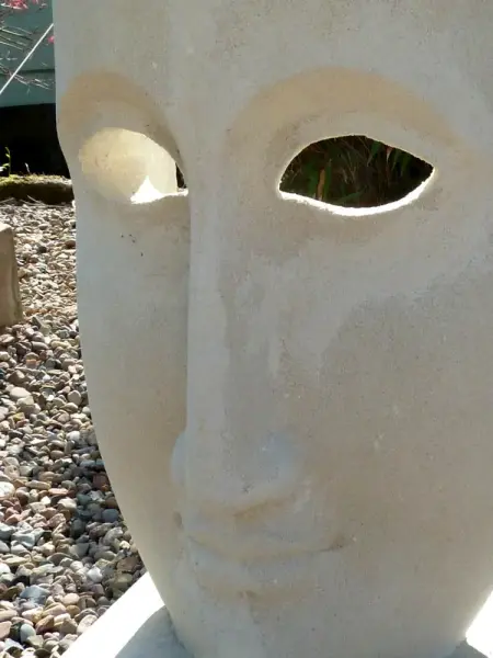 Product image 4 of the product “Mask on pedestal, cast stone ”