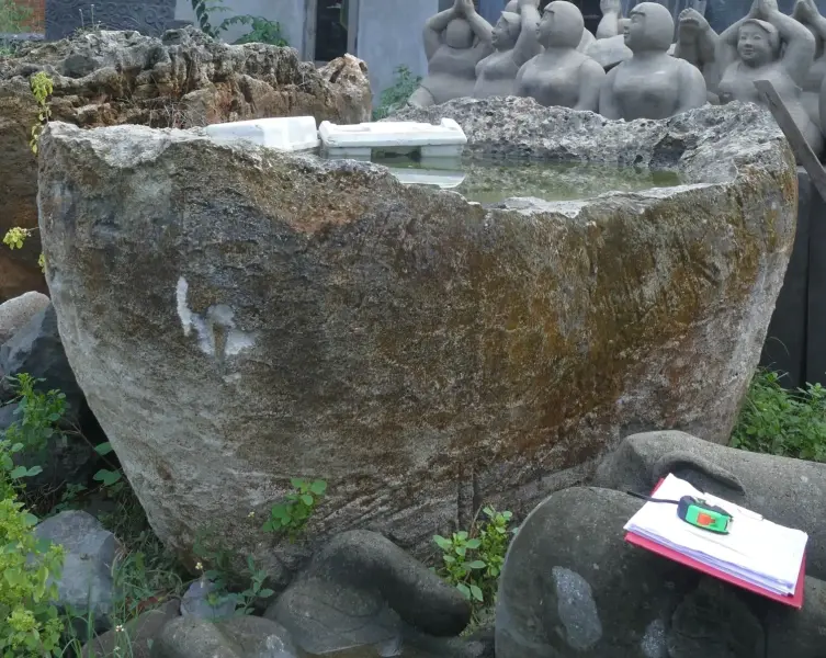 Product image 5 of the product “The Iceland Pot is made of limestone, it comes from coast of Indonesia. It is about 240cm length and 50cm depth. ”
