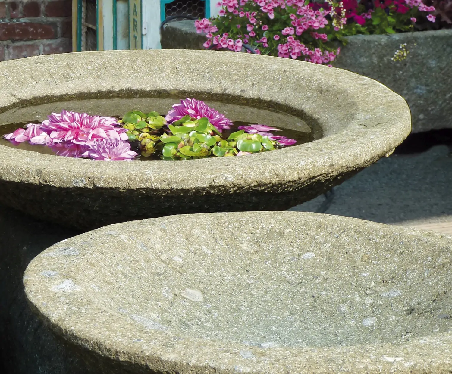  Product image 1 of the product “Bowl model „Lotus“, bossed outer surface, 125x125x40 cm  Natural stone (Basanit), ”
