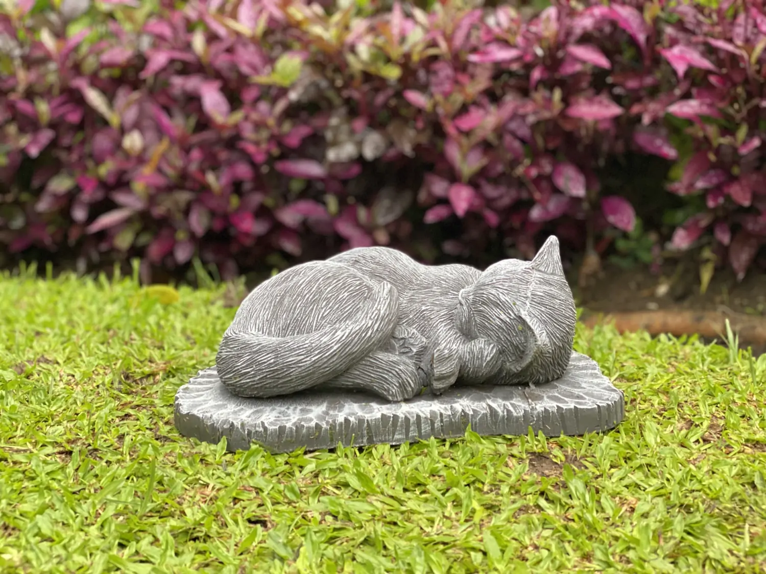  Product image 1 of the product “Lilith -Lying cat on pedestal, 33cm L | cast stone ”
