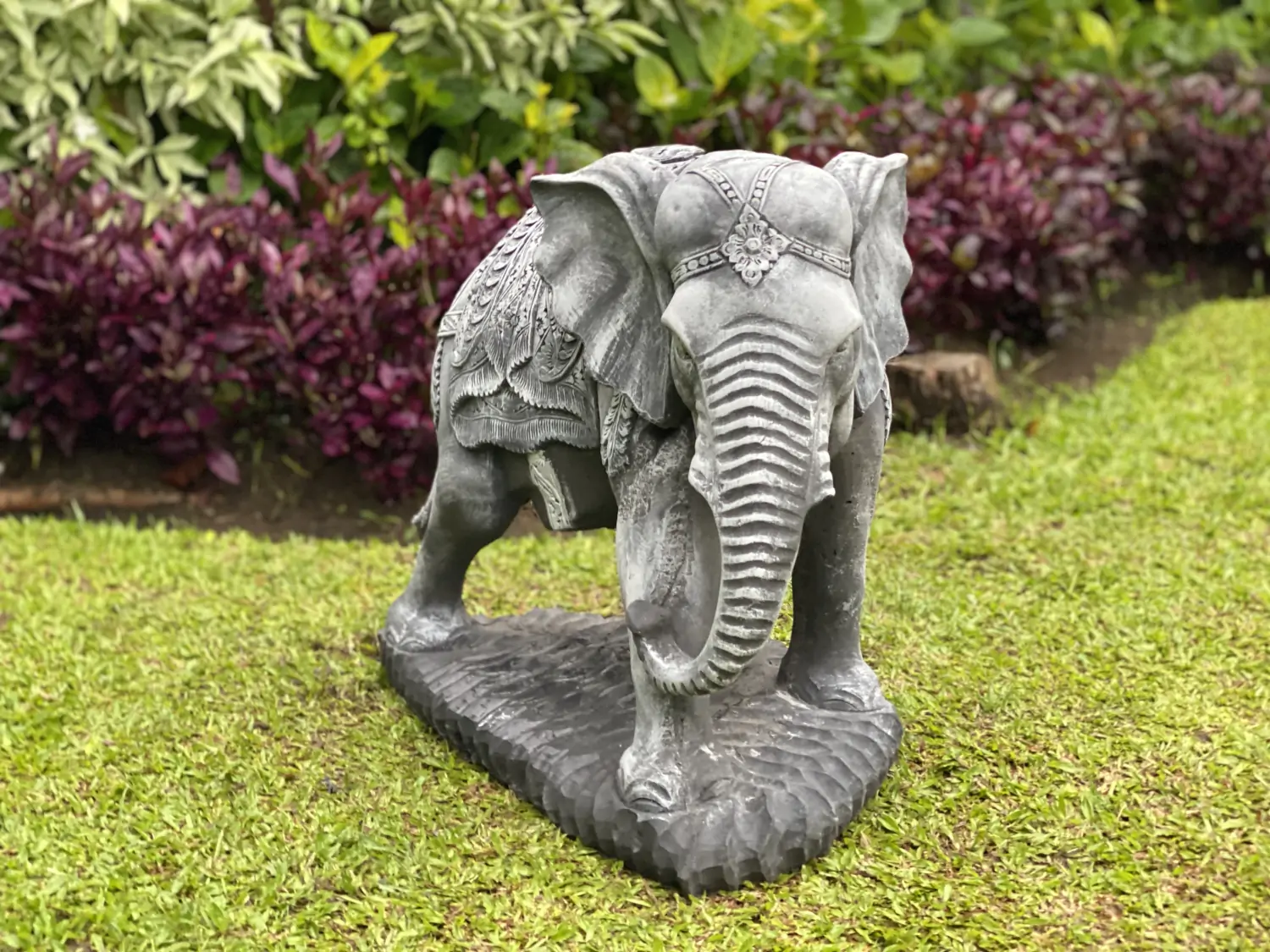  Product image 1 of the product “Avan - Elephant with blanket, looking to the right. 63 cm L | cast stone ”