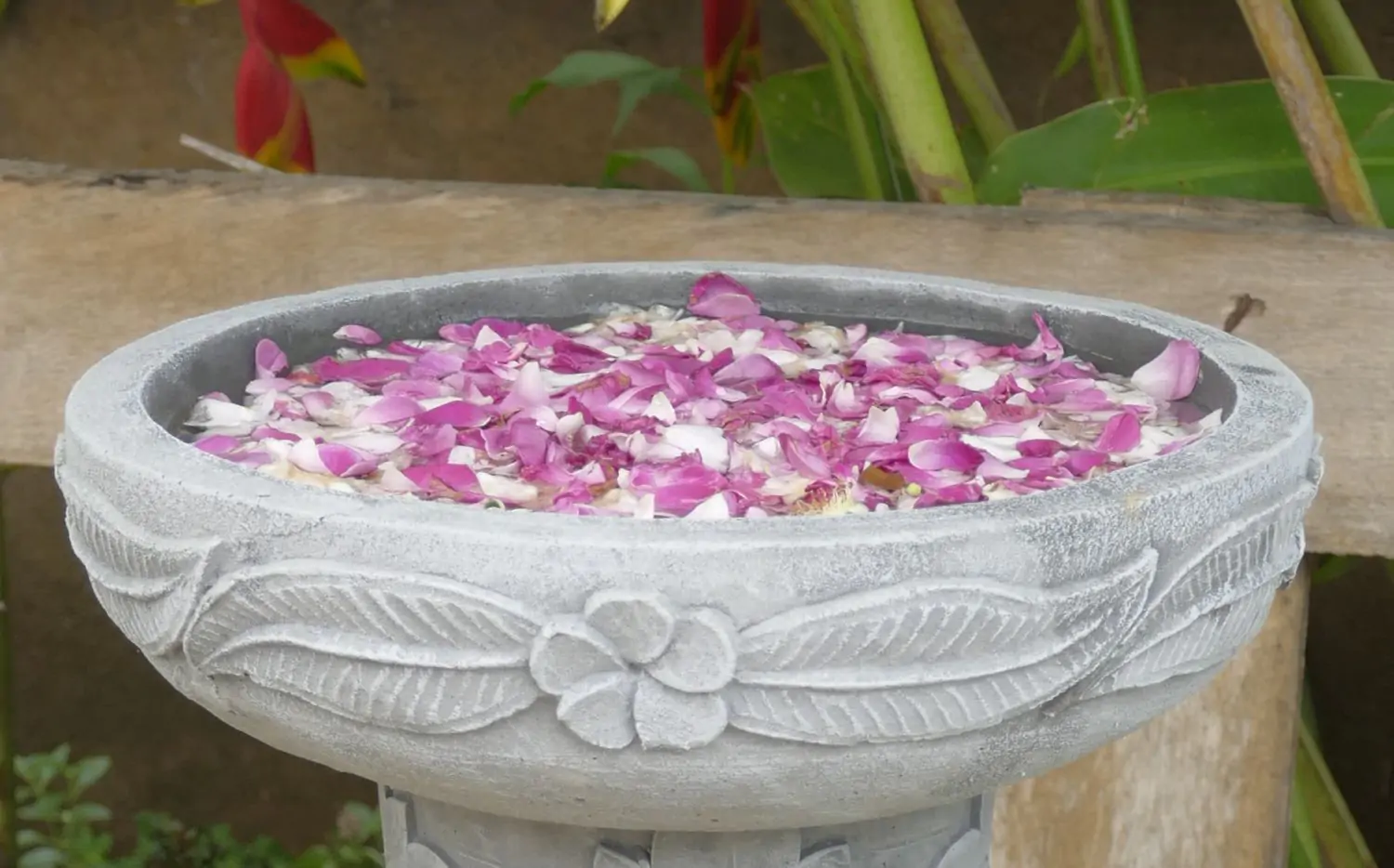  Product image 1 of the product “Jakarta - Bowl with flower motiv, frangipani, Ø 30 cm | cast stone ”