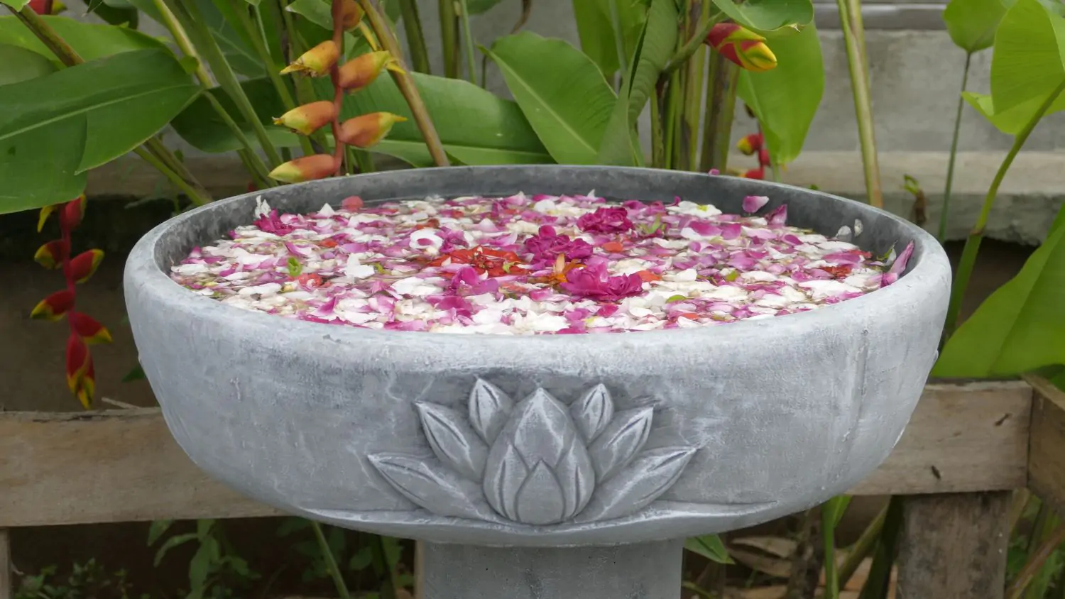  Product image 1 of the product “Bandung - Bowl with lotus motive, single flower, Ø 50 cm | cast stone ”