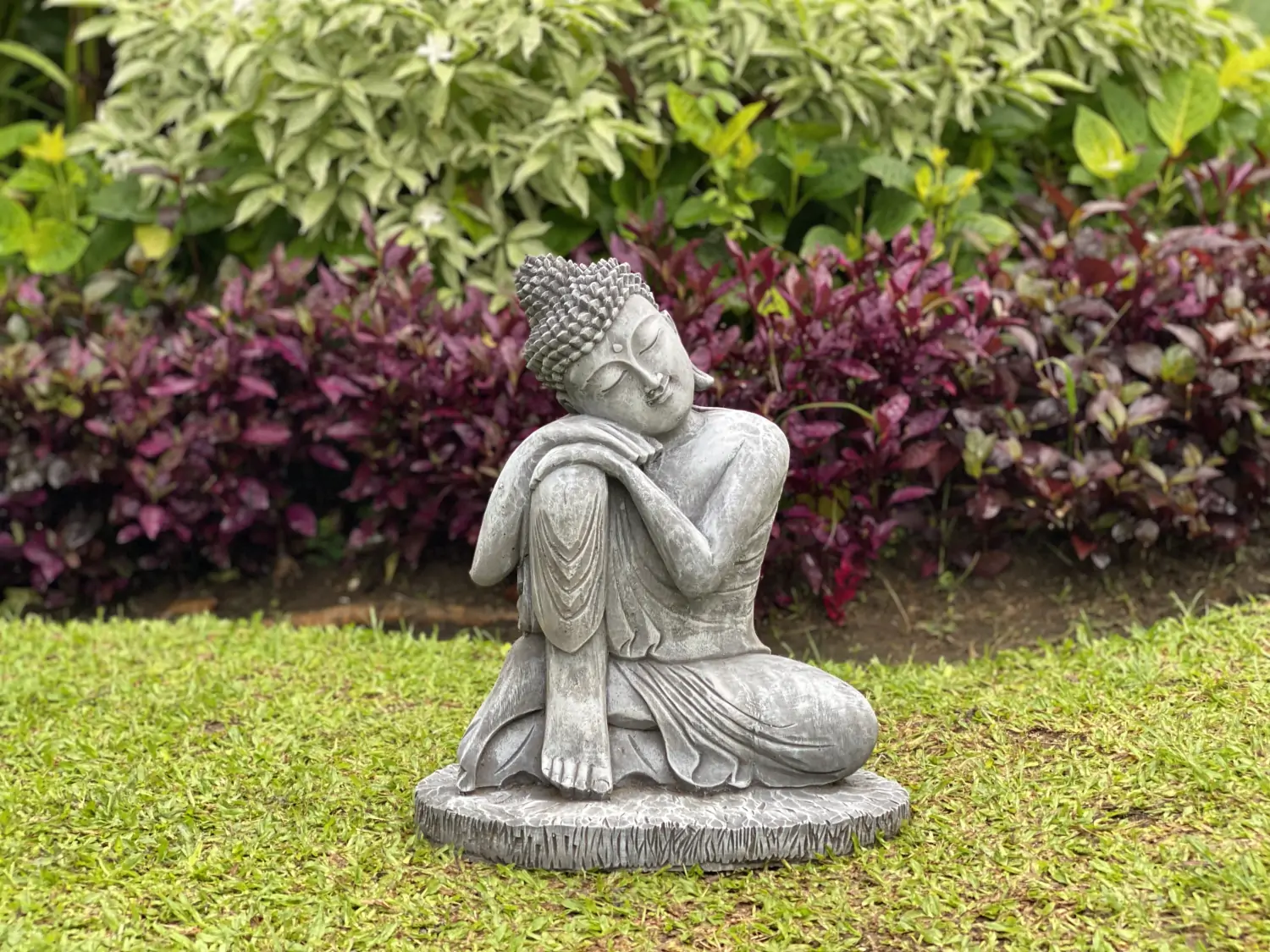  Product image 1 of the product “Vivit - Buddha relax - right knee is up, 44 cm H | cast stone ”