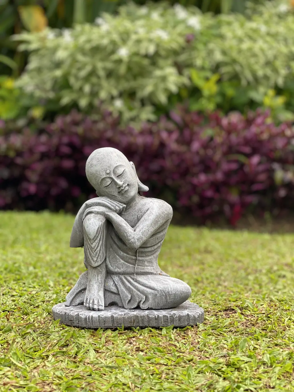  Product image 1 of the product “Amar - Buddha relax - right knee up. 24cm H | cast stone ”