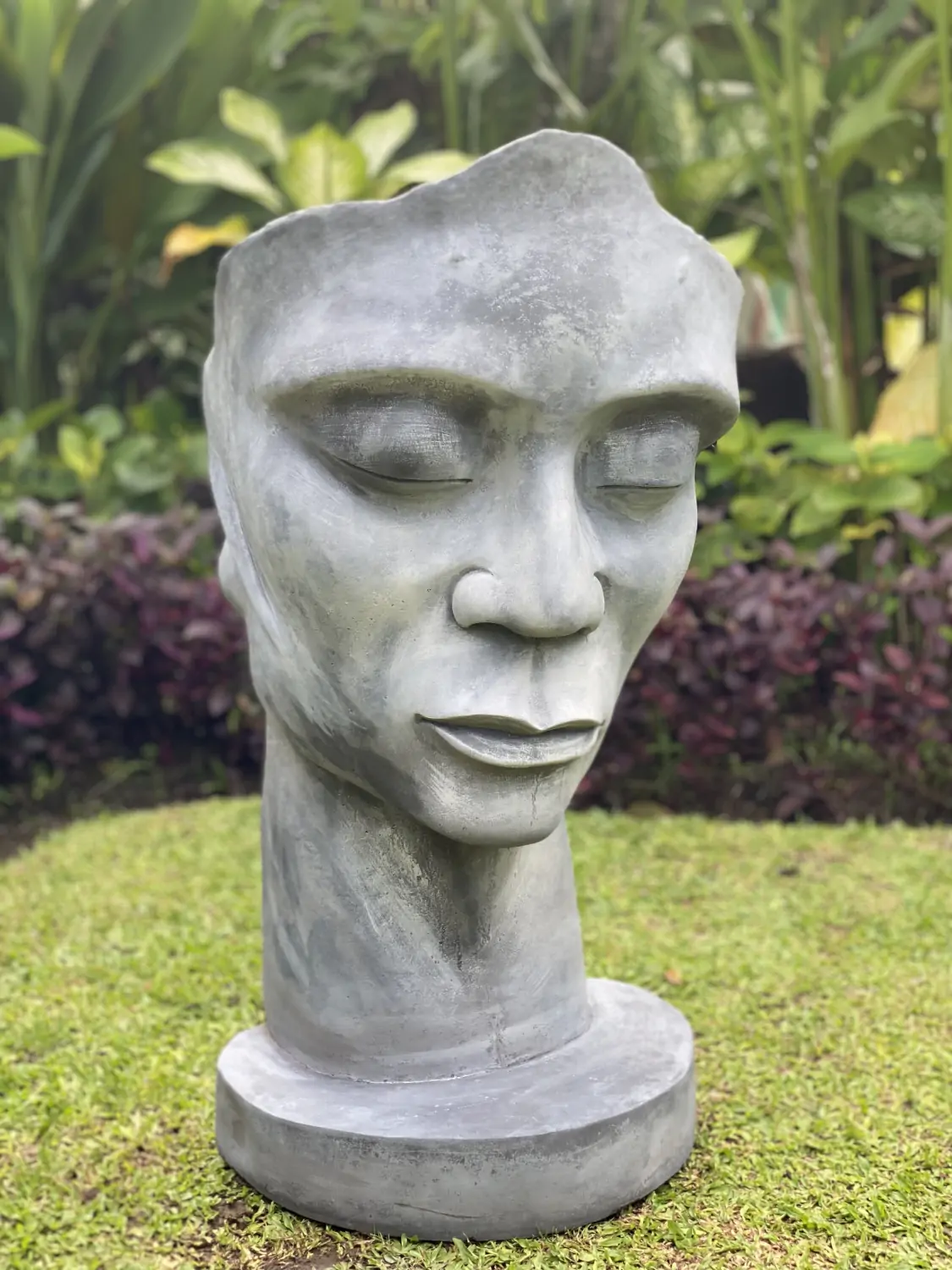  Product image 1 of the product “Dilan - Face looking to the left, 87 cm H | cast stone ”