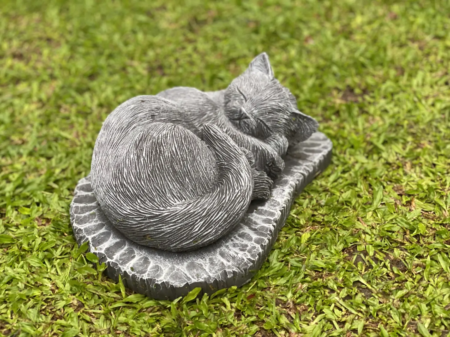  Product image 2 of the product “Lilith -Lying cat on pedestal, 33cm L | cast stone ”