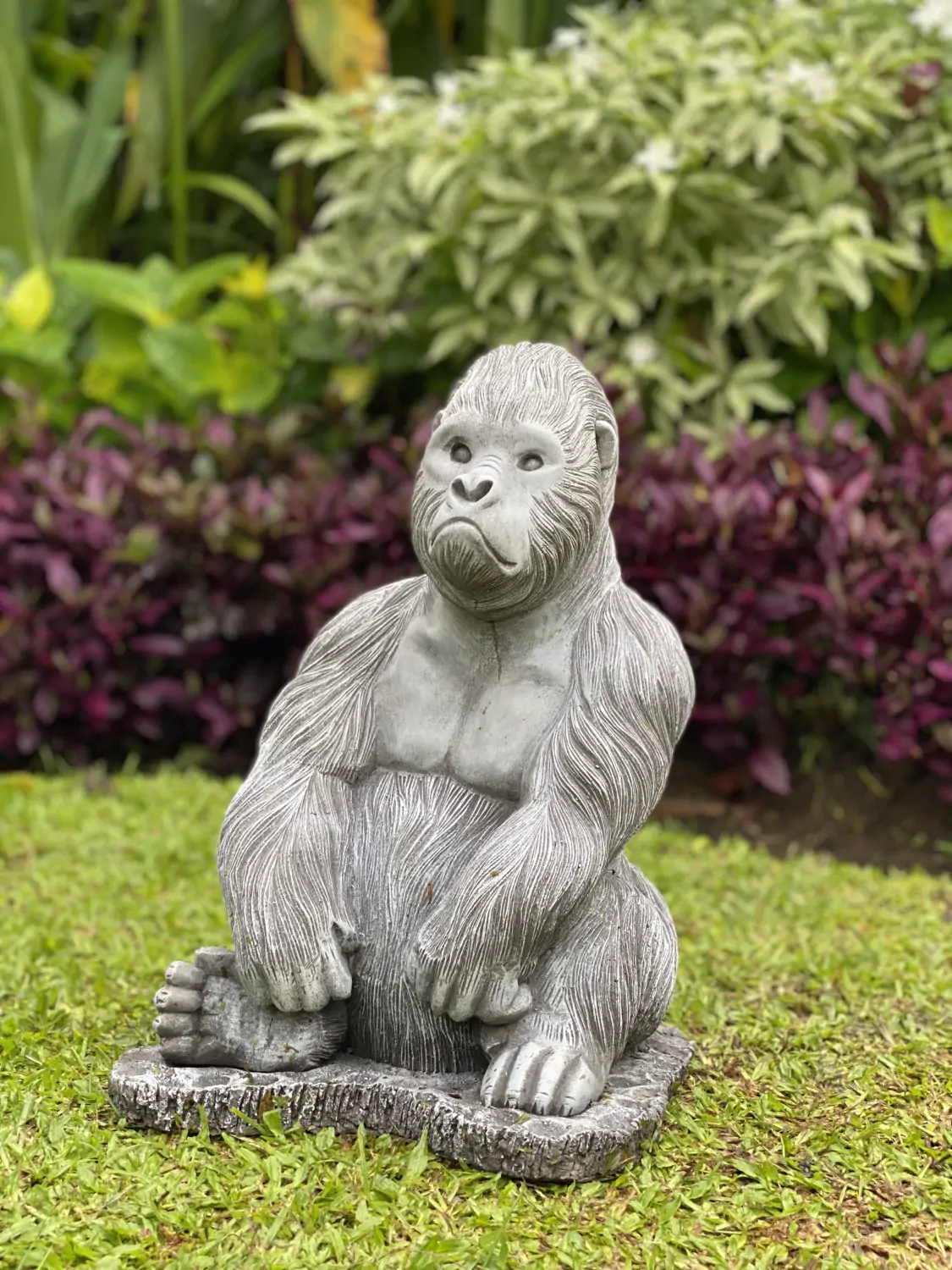  Product image 2 of the product “Barney - Gorilla seated on a base, 43 cm H | cast stone ”