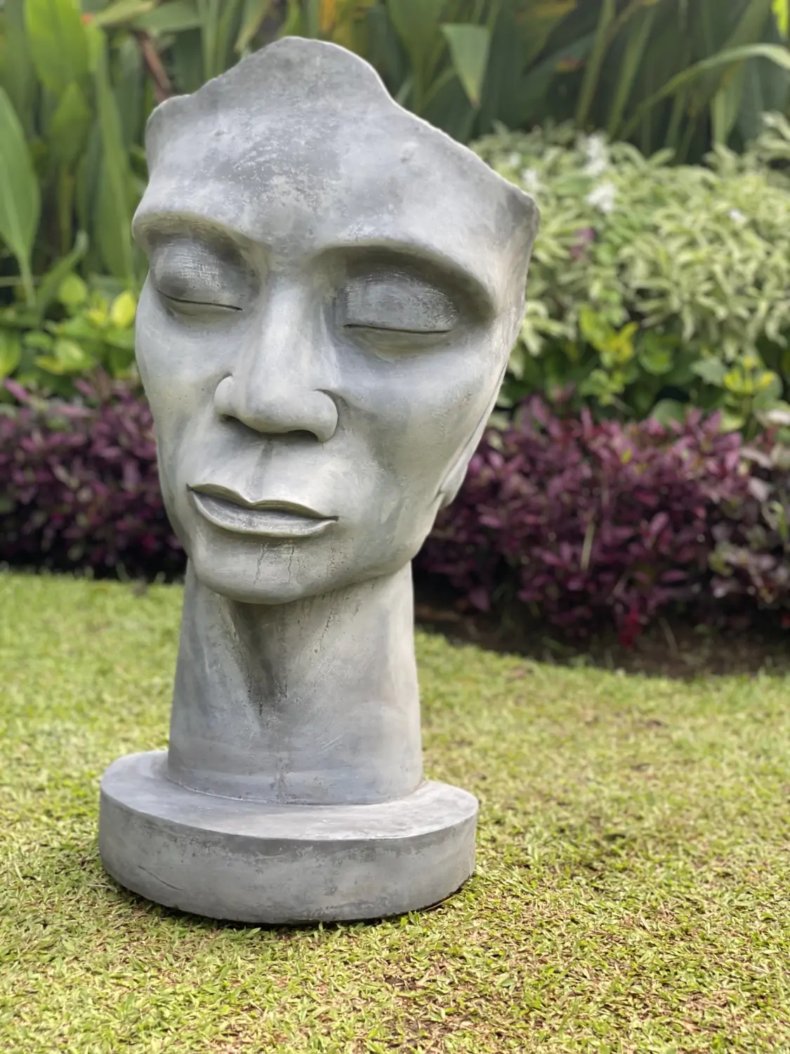  Product image 2 of the product “Dilan - Face looking to the left, 87 cm H | cast stone ”