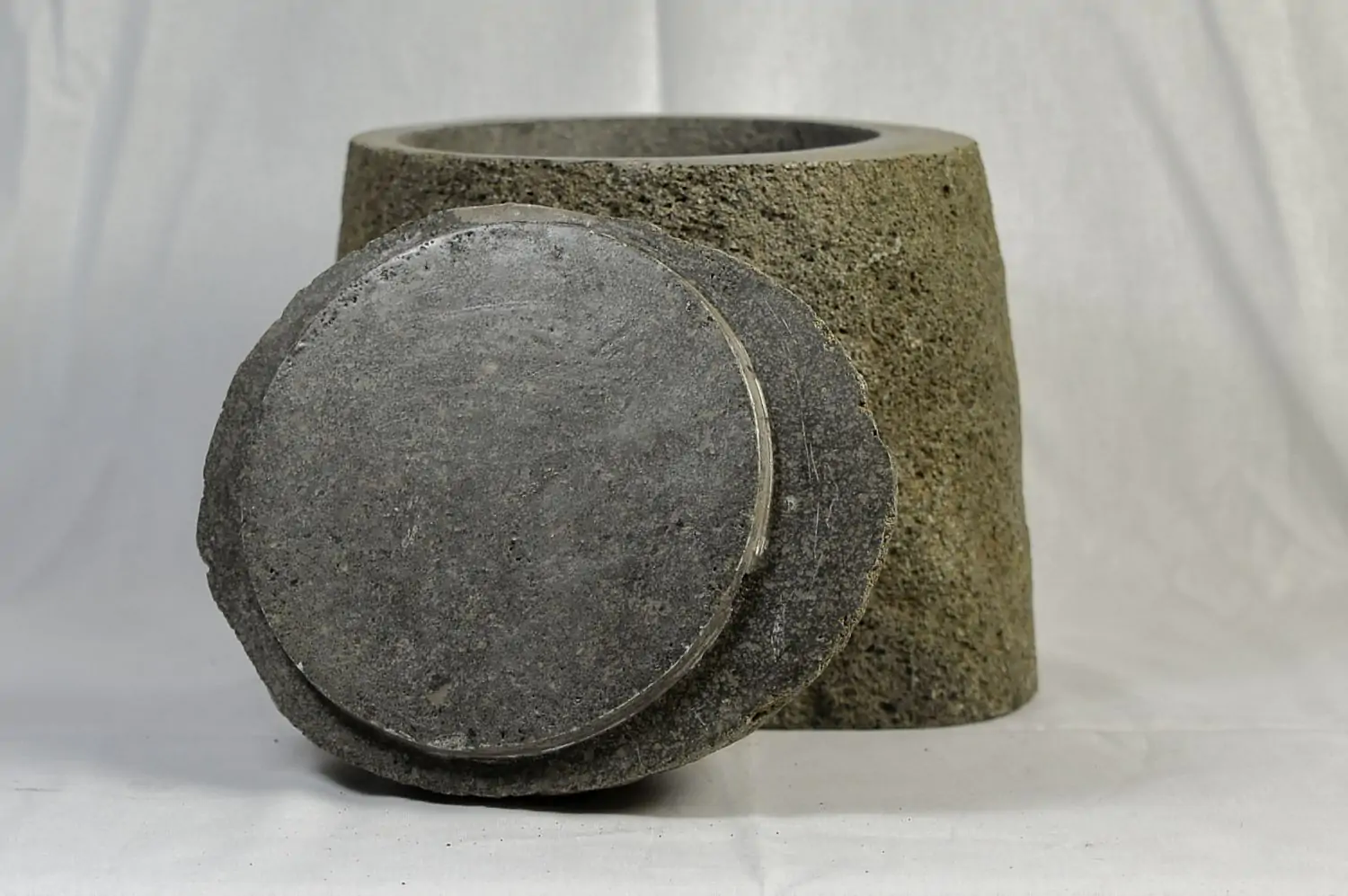  Product image 2 of the product “Stone vessel with lid - in the sizes from 0.75 to 2.5ltr ”